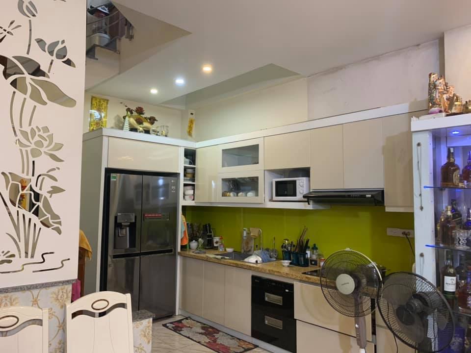 Nhà bạn e cần bán nhà Ngọc Thuỵ, diện tích 41m2 - 5 tầng- 4.45 tỷ,nhà mới xách vali về ở