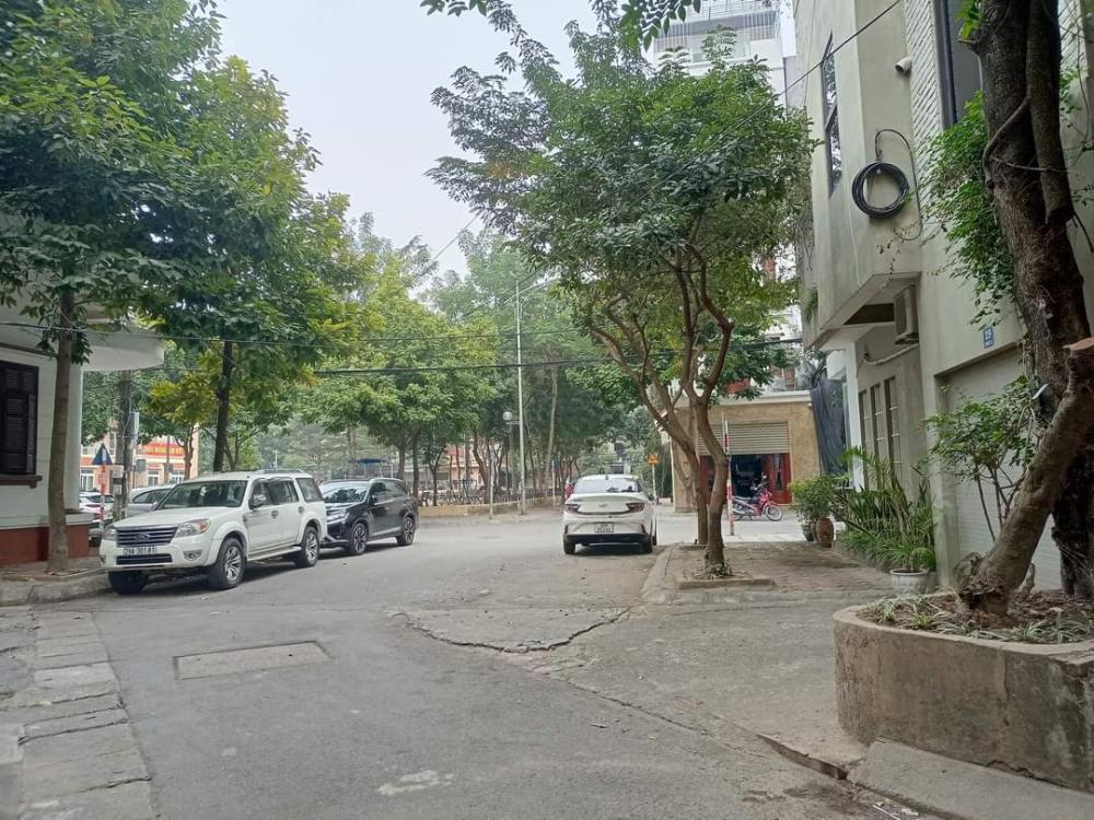 MẢNH ĐẤT SÓT LẠI, Cầu Giấy  Dịch Vọng 57m2, Mt 4m, cách ÔtÔ 5m, giá 5,7 tỷ.