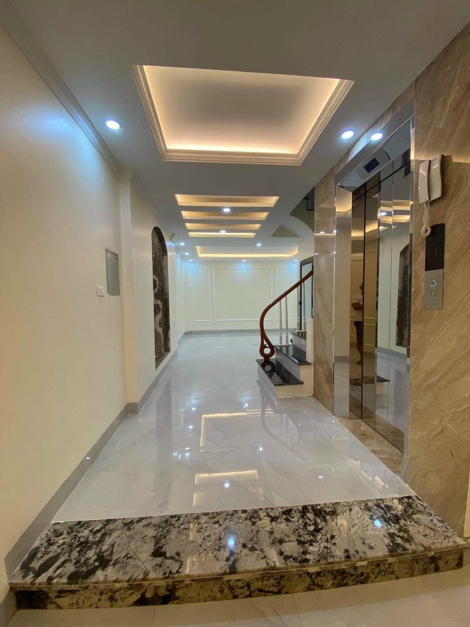 Bán nhà chính chủ Dương Quảng Hàm Cầu Giấy, 6 tầng 75m2, MT5m, kinh doanh, giá 11 tỷ