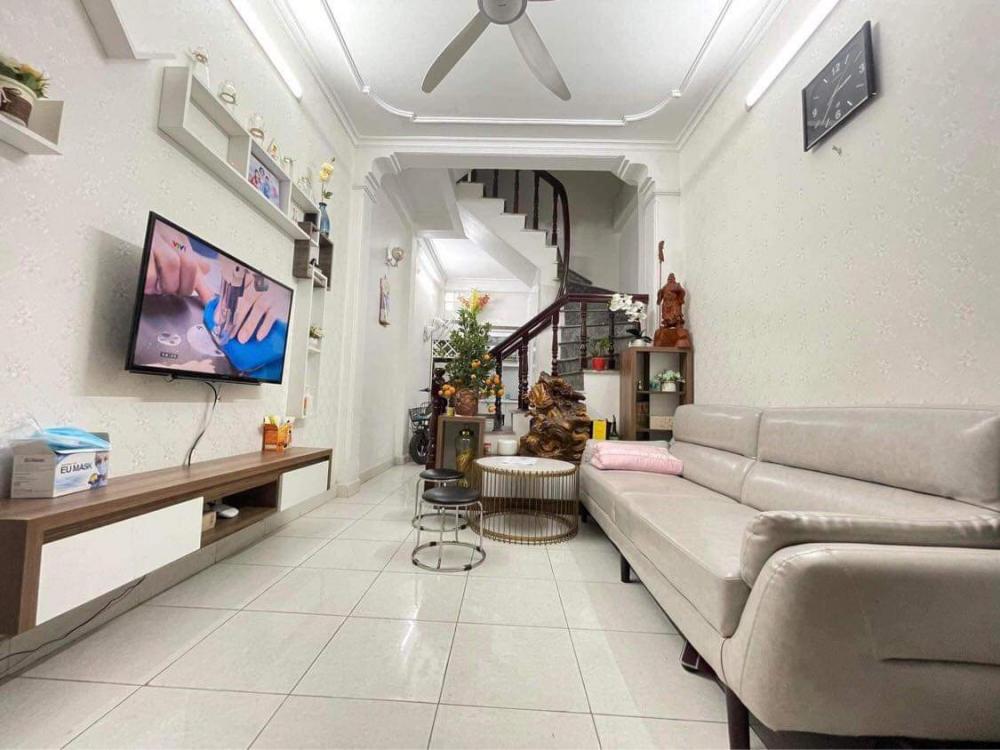 SIÊU RẺ,  nhà đẹp ở luôn Lạc Long Quân, 32m2, 4T, Mt3,8m X 3,1 tỷ.