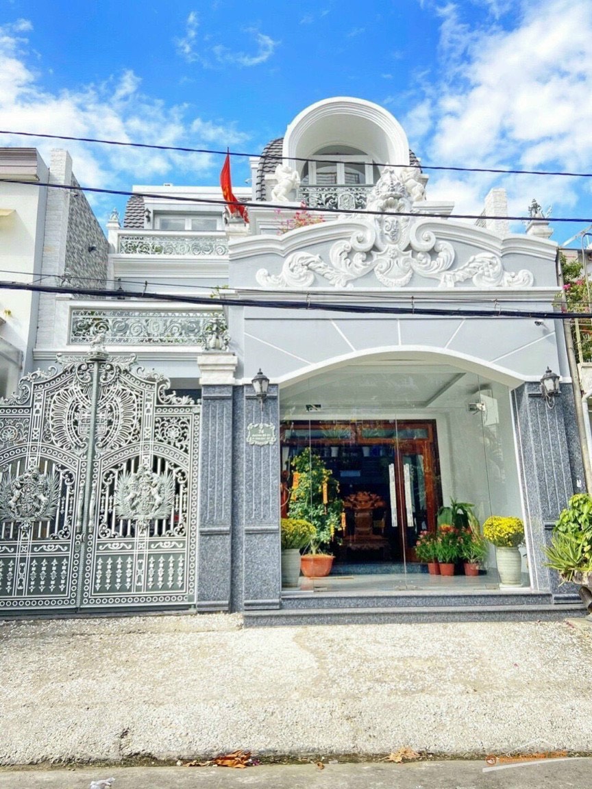 Bán nhà biệt thự cổ điên, ĐSố 51 Lâm Văn Bền, Q.7, Dt : 8mx19m, 2 lầu, Giá : 24 tỷ
