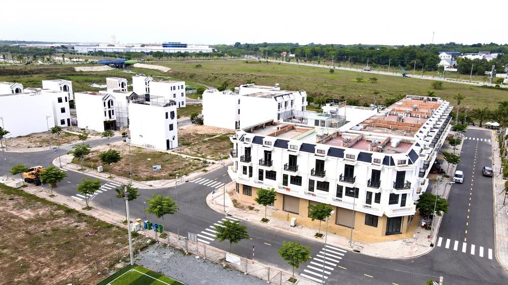 Bán Lô Góc 2 Mặt Tiền Ngay Cổng Vsip2.